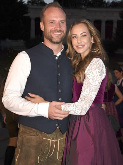 Stars auf dem Oktoberfest 2024: Sandy Meyer-Woelden mit Freund Alexander Mueller beim Almauftrieb 