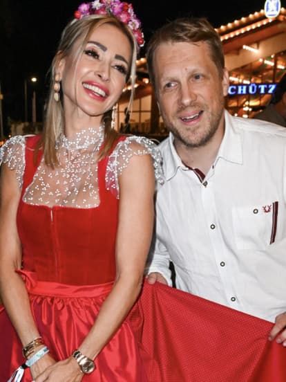 Oliver Pocher lacht gemeinsam mit Dirndl-Designerin Kinga Mathe