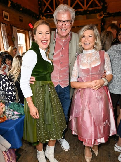 Stars auf dem Münchner Oktoberfest 2024: Stefanie Hertel mit Marianne und Michael Hartl