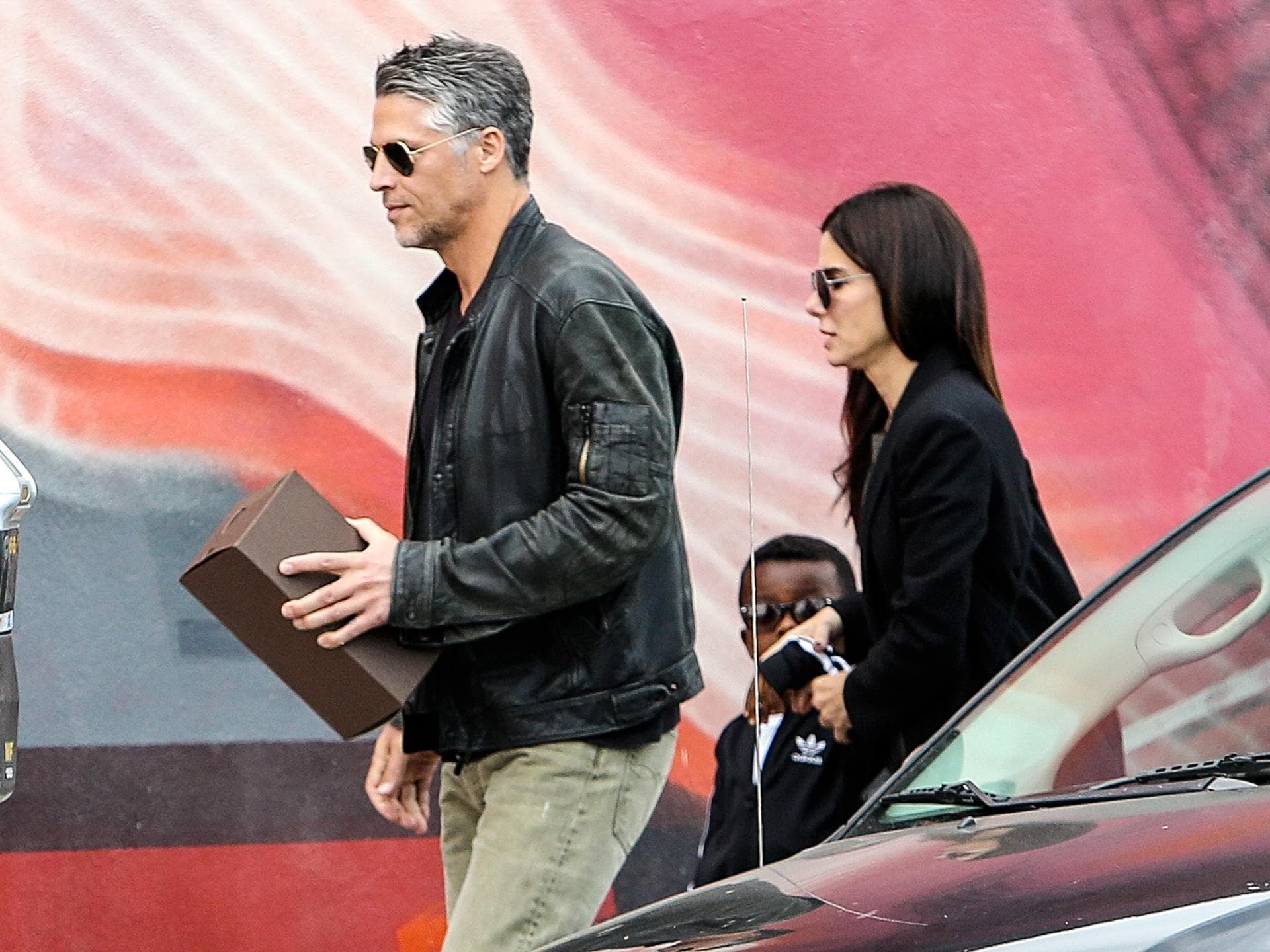 Bryan Randall und Sandra Bullock laufen durch die Stadt