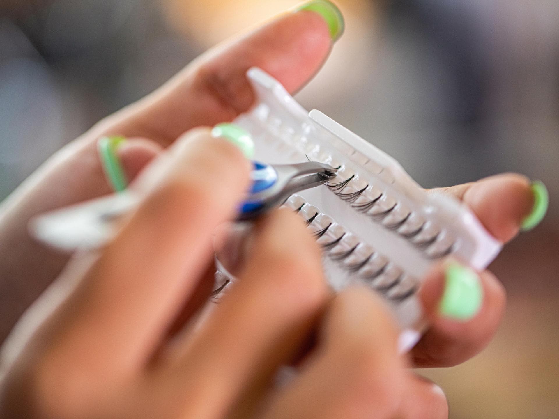 Einzelne Wimpern für Anfänger Einzelne Wimpern aus Verpackung nehmen