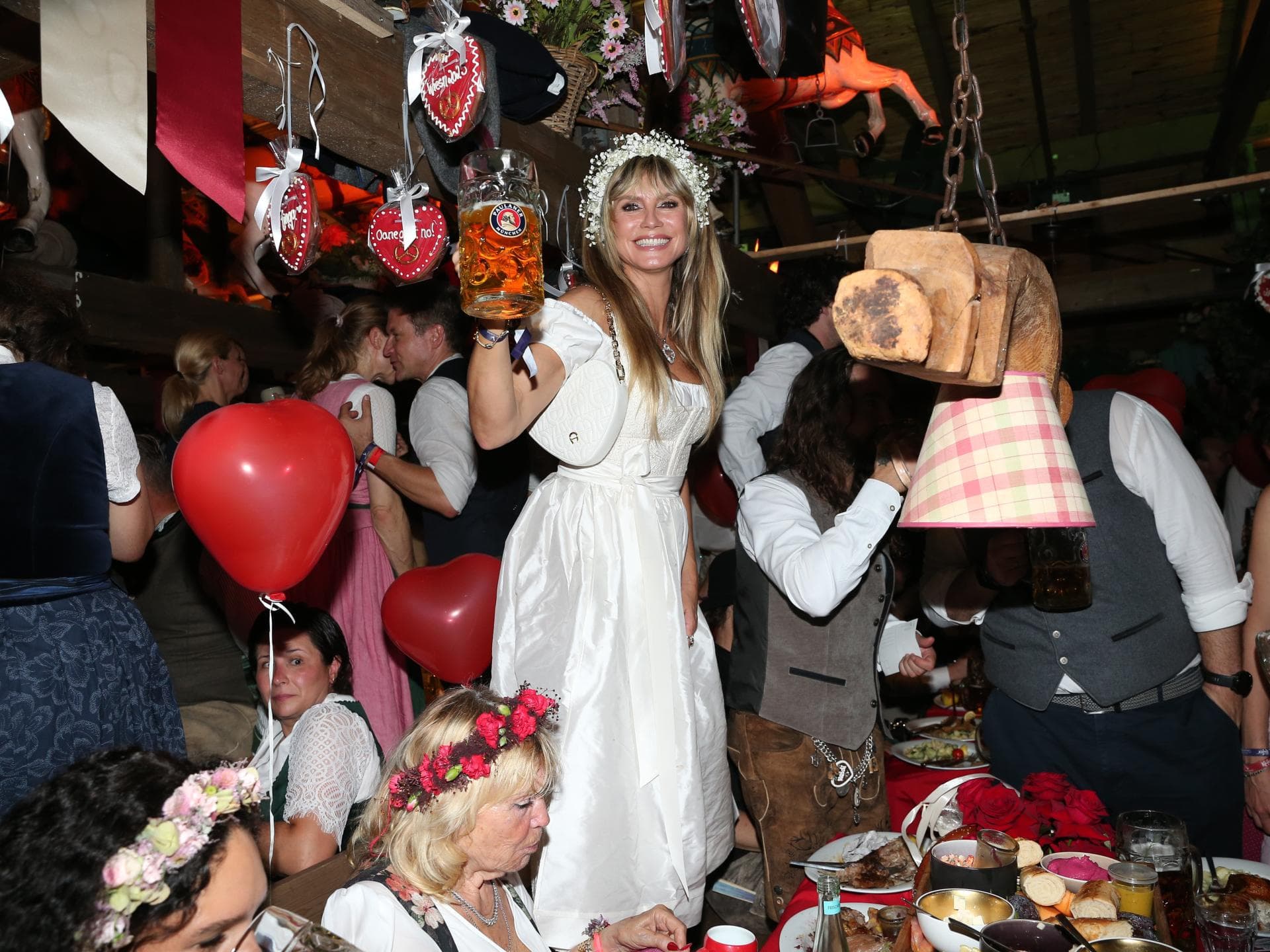 Heidi Klum auf dem Oktoberfest mit Bierkrug