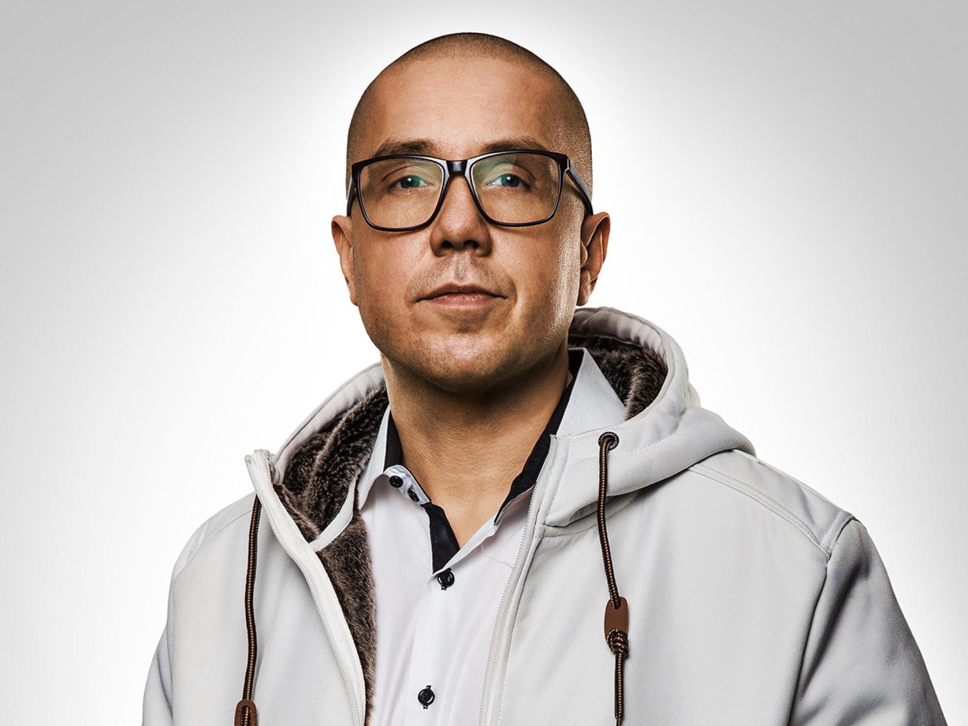 DJ Tomekk vor weißer Wand