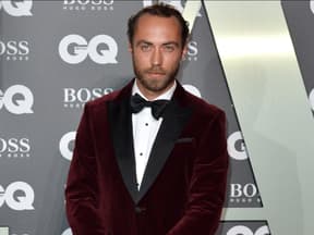 James Middleton in rotem Blazer lächelt in Kamera