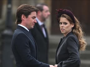 Prinzessin Beatrice schaut traurig Edoardo hält ihre Hand