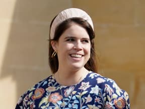 Prinzessin Eugenie mit auffälligem rosafarbenen Haarband lacht