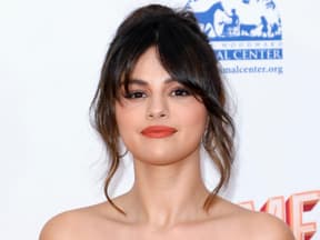 Selena Gomez lächelt leicht