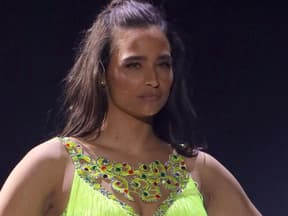 Amira guckt verschmitzt bei Let's Dance