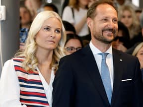 Mette-Marit von Norwegen schaut ernst Haakon lächelt 