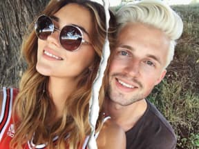 Stefanie Giesinger und Marcus Butler machen Selfie, mit Riss in der Mitte