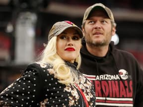 Gwen Stefani und Blake Shelton schauen nachdenklich. 