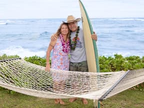 Konny und Manu am Strand mit Hängematte und Surfbrett