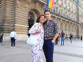 Claudia Obert und Max Suhr kuscheln.