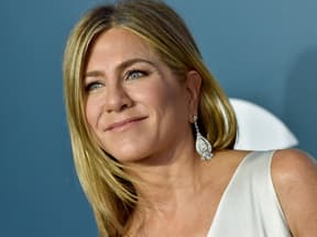  Jennifer Aniston lächelt leicht