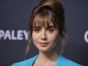 Lily Collins schaut in die Kamera