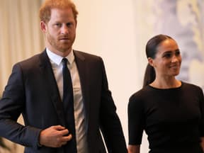 Prinz Harry schaut böse neben Herzogin Meghan