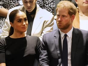 Prinz Harry schaut böse neben Herzogin Meghan