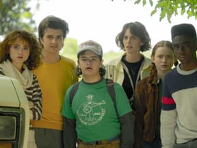 "Stranger Things": Gruppenbild Staffel 4 mit Natalia Dyer 