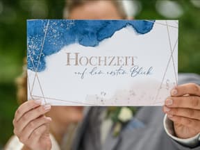 Paar mit "Hochzeit auf den ersten Blick"-Karte