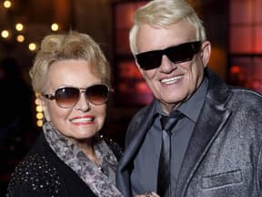 Heino und Ehefrau Hannelore lächeln in die Kamera.