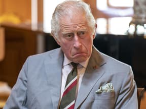 König Charles III. verzieht genervt das Gesicht