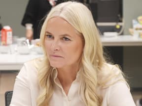 Mette-Marit von Norwegen schaut ernst