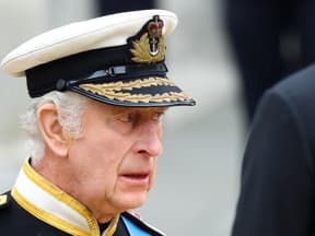 Prinz Charles kämpft bei der Beerdigung von Queen Elizabeth II. mit den Tränen