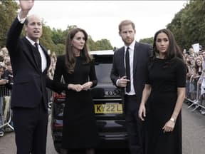 William winkt und Kate, Meghan und Harry stehen neben ihm