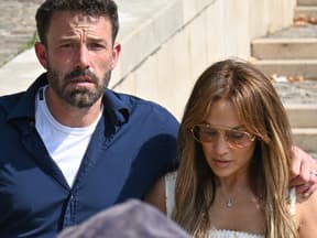 Ben Affleck und Jennifer Lopez schauen ernst