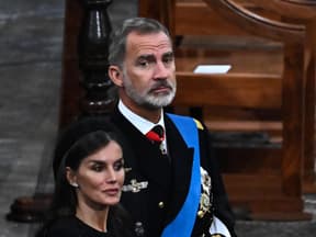 König Felipe und Königin Letizia schauen ernst 