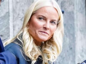 Mette-Marit von Norwegen schaut ernst