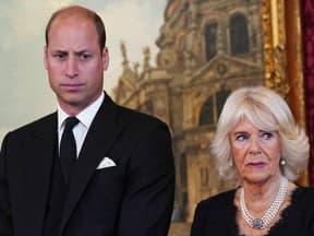 Prinz William schaut ernst zu Camilla 