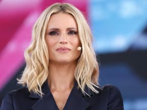 Michelle Hunziker lächelt