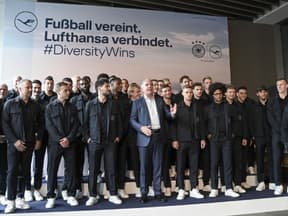 Die deutsche Nationalmannschaft vor dem Abflug in den Oman