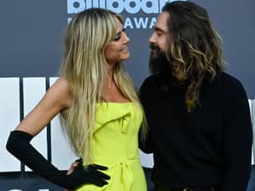 Heidi Klum und Tom Kaulitz schauen sich an und lachen