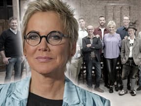 Inka Bause im Vordergrund und im Hintergrund alle Bauern der 18. Staffel "Bauer sucht Frau".