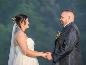 Das "Hochzeit auf den ersten Blick"-Paar Marcus und Simone schauen sich an.