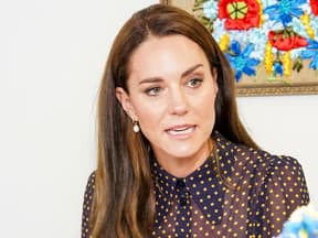 Prinzessin Kate in gepunktetem Kleid schaut ernst 