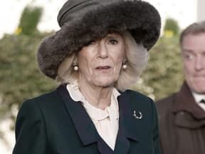 Queen Consort Camilla mit Hut, schaut überrascht