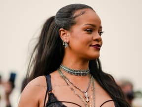 Rihanna trägt dunklen Lippenstift