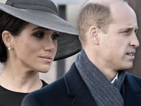 Herzogin Meghan guckt traurig zur Seite, Prinz William guckt ernst