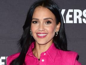 Jessica Alba mit langen Wimpern und pinker Jacke