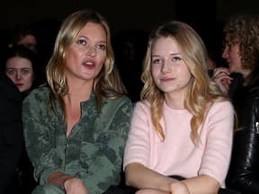 Kate und Lottie Moss sitzen nebeneinander