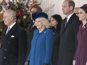 König Charles neben Queen Consort Camilla, Prinz William und Herzogin Kate