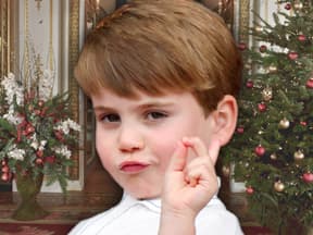 Prinz Louis mit Weihnachtsbaum im Hintergrund