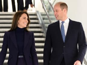 Prinzessin Kate und Prinz William gucken sich verliebt an