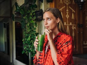 Frau trinkt grünen Smoothie