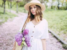 Frau im Frühling mit blumigen Düften