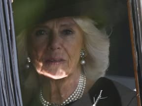 Queen Consort Camilla düster in einem Auto