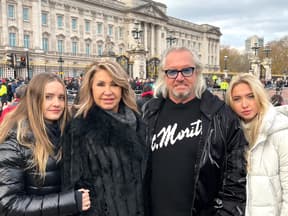 Davina, Carmen, Robert und Shania Geiss stehen vorm Buckingham Palace